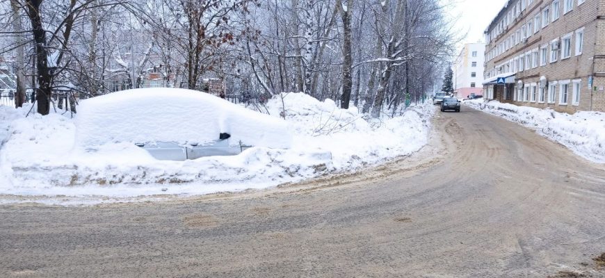 автомобиль под снегом брошенный